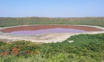 Jezero u Indiji poprimilo ružičastu boju (VIDEO)