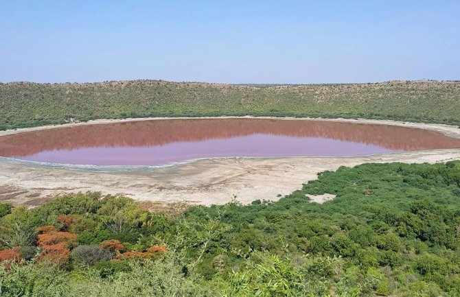 Jezero u Indiji poprimilo ružičastu boju (VIDEO)