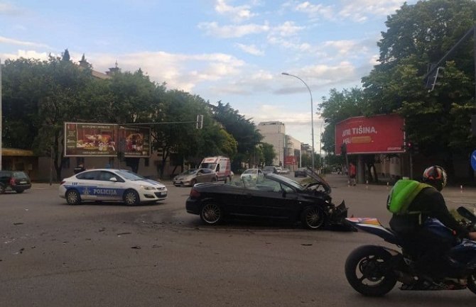 Podgorica: U udesu dvije osobe povrijeđene 