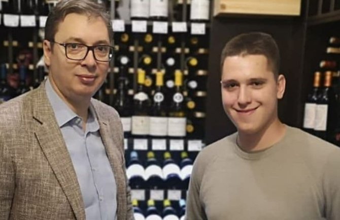Vučić: Moj sin radi u prodavnici za 550 eura, moji roditelji su imali problema sa mnom, ja sa Danilom ne