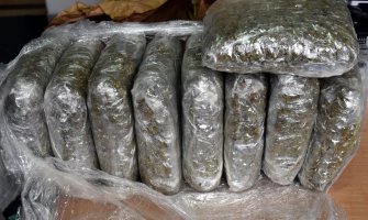 Pretresom pronađeno 30 kg droge i oružje, uhapšen Nikšićanin