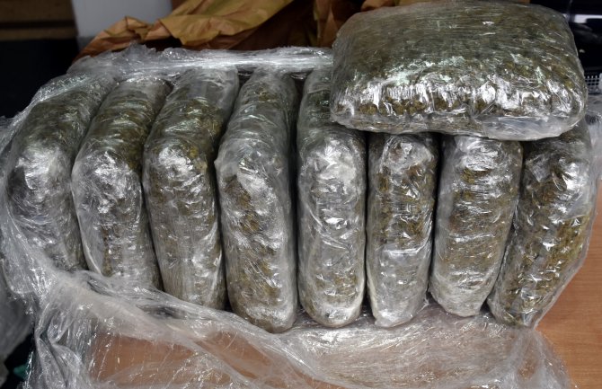 Pretresom pronađeno 30 kg droge i oružje, uhapšen Nikšićanin