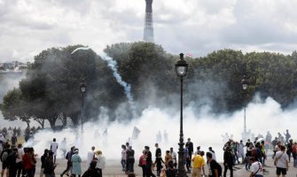 Protest medicinara u Parizu: Policija ispalila suzavac, medicinsko osoblje traži ispunjenje obećanja