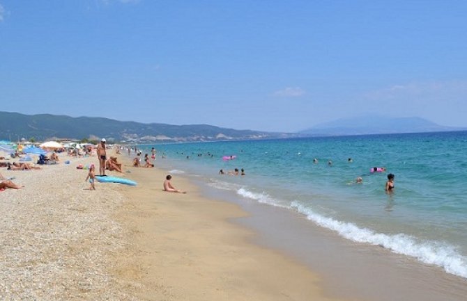 Grčka: Barijere na plažama ne postoje, ležaljke se dezinfikuju, a razmak je dva metra