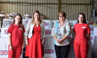 Britanska ambasadorka uručila Crvenom krstu 200 paketa za najugroženije porodice 