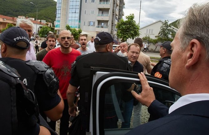 Građani Budve nasrnuli na automobil Bulatovića, funkcioneri DFa i Demokrate očekuju hapšenje