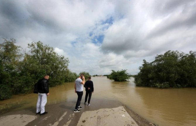 Srbija: Stotine objekata poplavljeno, u Ljuboviji pukao most, poplavljeni pašnjaci, u prekidu saobraćaj na više regionalnih puteva
