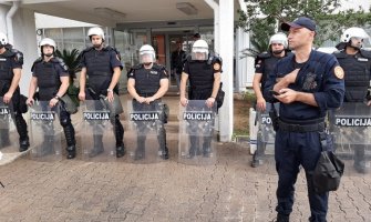 Policija obezbjeđuje ulaz u opštinsku zgradu,  zabrana ulaska za zaposlene i za poziciju i za opoziciju