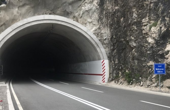 Udes kod tunela Mekavac, automobilom udario u zid, povrijeđen vozač