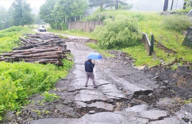 Poplavljene kuće u BIH, klizište zaustavilo saobraćaj na putu Tuzla – Sarajevo