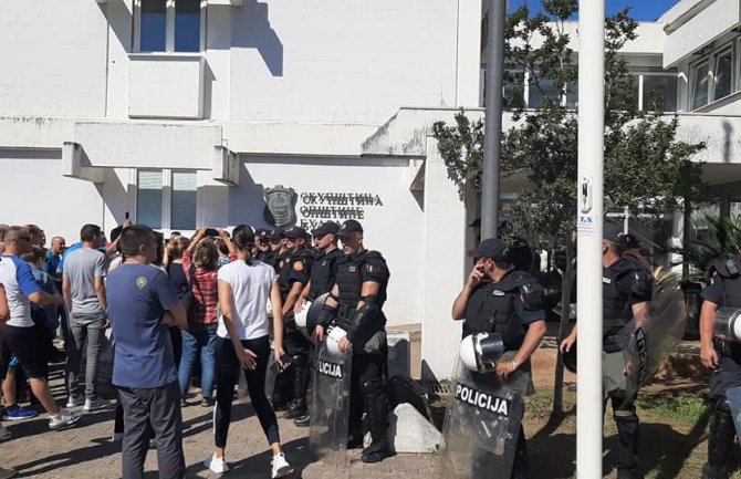 Demokrate: Policajci ispred zgrade Opštine Budva nemaju identifikacione pločice
