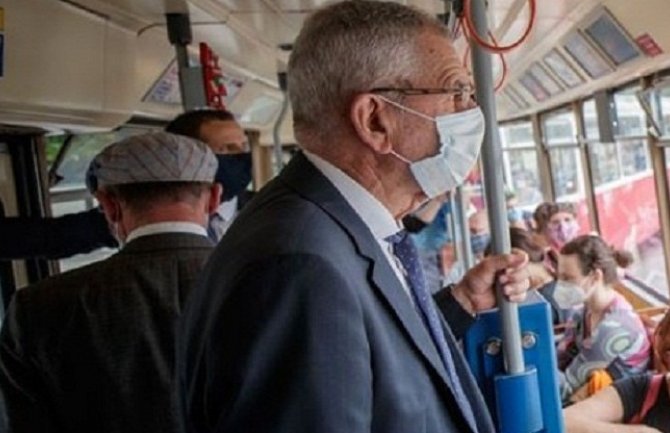 Običan dan austrijskog predsjednika: U tramvaju sa maskom, poštuje mjere i štedi novac poreskih obveznika