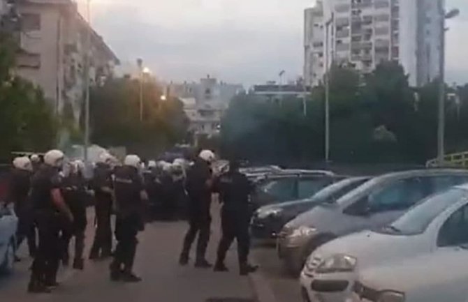 Incidenti u Podgorici: Policija upotrijebila suzavac, demonstranti ih gađali kamenjem i flašama