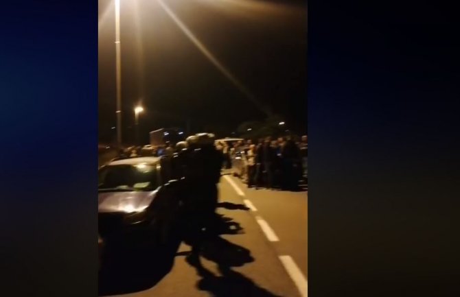 Oko 150 demonstranata iz Berana blokirali automobilima put ka Bijelom Polju