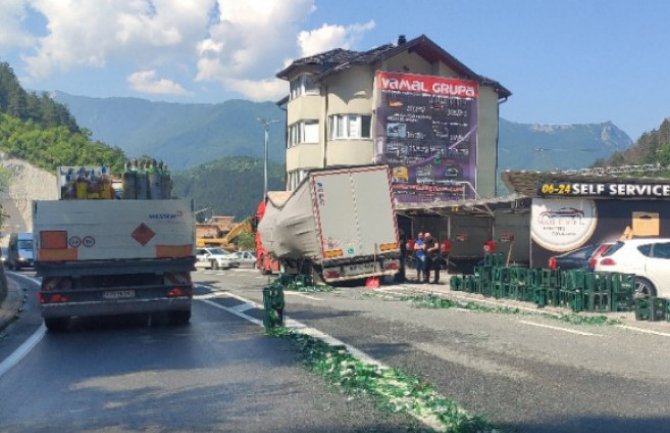 Iz kamiona ispale gajbe gazirane vode, obustavljen saobraćaj na dionici Sarajevo - Mostar
