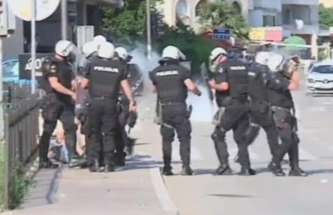 Savjet za građansku kontrolu policije: Identifikovati policajce koji su šutirali čovjeka u Budvi, zabrinuti zbog snimka iz Berana 