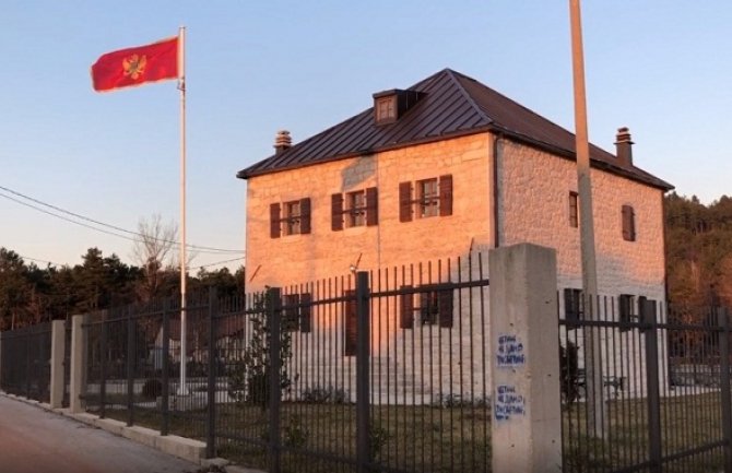 CPC: Kamenovan Episkopski dvor u Nikšiću, na meti bila i crnogorska zastava