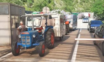 Turisti iz Austrije kroz Crnu Goru sa traktorima (FOTO)