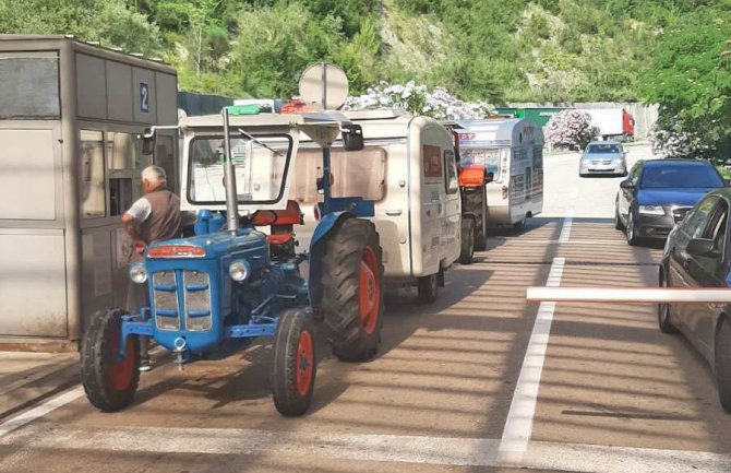 Turisti iz Austrije kroz Crnu Goru sa traktorima (FOTO)