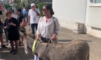 Careviću i Radoviću zabranjen ulaz, Bajković dovela magarca ispred Opštine