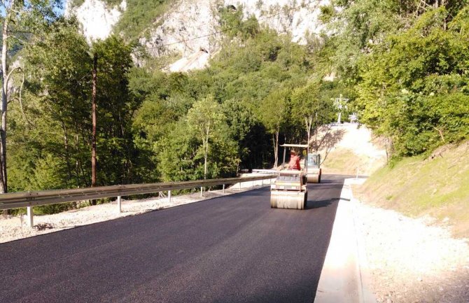 Počelo asfaltiranje saobraćajnice prema žičari u okviru Đalovića pećine