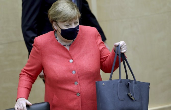 Angela Merkel prvi put sa maskom u javnosti nakon kritika