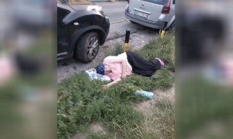 Srbija: Žena od 80 godina ostavljena ispred bolnice da leži na travi