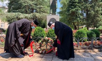 Mihailo sa sveštenstvom položio vijence na spomenik Ivanu Crnojeviću 