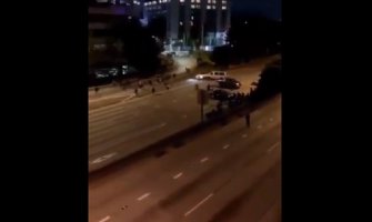 Automobil naletio na grupu demonstranata na zatvorenom autoputu (VIDEO)
