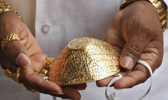 Indijac se od koronavirusa štiti zlatnom maskom (VIDEO)
