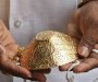 Indijac se od koronavirusa štiti zlatnom maskom (VIDEO)