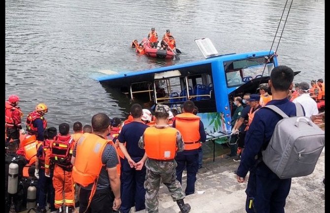 Kina: Autobus sletio u jezero, poginula 21 osoba
