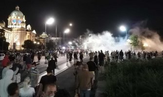 Haos u Beogradu zbog najavljenog policijskog časa: Policija 4 sata suzavcima rastjerivala demonstrante, više povrijeđenih (FOTO/VIDEO)