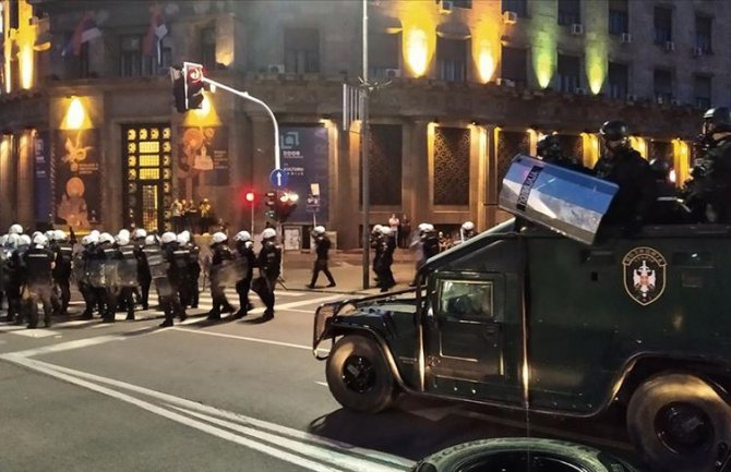 Protesti u Beogradu: Sukob policije i demonstranata ispred Skupštine, lete petarde i baklje, policija bacila suzavac