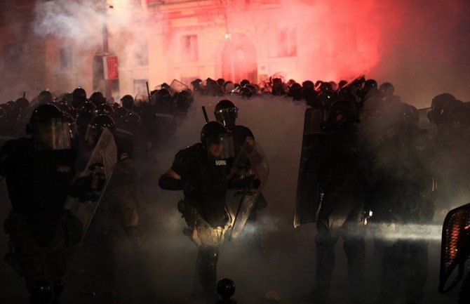 Beograd: Devetnaest policajaca i 17 demonstaranata povrijeđeno tokom sinoćnjeg protesta