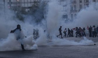 Grčka: Hiljade na ulicama, baklje, suzavci, na policiju bačene tri gasne bombe (FOTO/VIDEO)