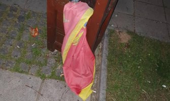 DPS Kolašin: Umjesto da se ponosno vijori na nečijem domu nepoznati počinilac zastavu Crne Gore bacio u smeće