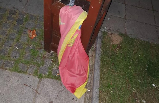 DPS Kolašin: Umjesto da se ponosno vijori na nečijem domu nepoznati počinilac zastavu Crne Gore bacio u smeće