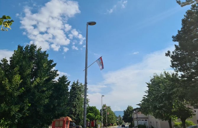 DPS: Zastave u Beranama uoči Dana državnosti za svaku osudu