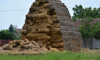 Grom spalio šest tona sijena u bjelopoljskom selu