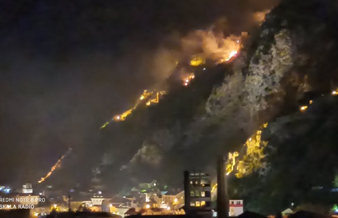Lokalizovan požar na brdu iznad Kotora: Neispravna baklja izazvala vatru?