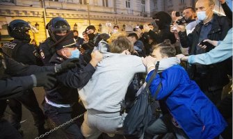 Moskva: Sukobi policije i demonstranata, uhapšeno desetine ljudi (VIDEO)