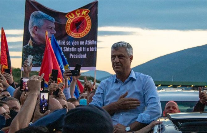  Nekoliko stotina kosovskih građana dočekalo Tačija po povratku iz Haga