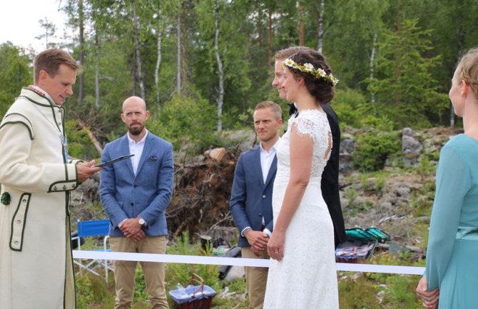 Vjenčanje za vrijeme koronavirusa: Par se vjenčao na samoj granici