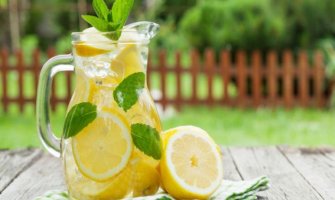 Voda s limunom ima više prednosti, a evo koliko smijete da pijete dnevno