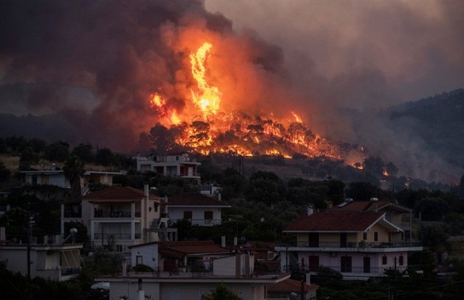 Grčka: Evakuisano 4.000 ljudi zbog šumskog požara