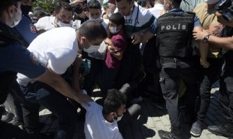 Incident ispred Aja Sofije: Probijen kordon policije, hiljade vjernika se okupilo, u Grčkoj zvone zvona u znak protesta (VIDEO)