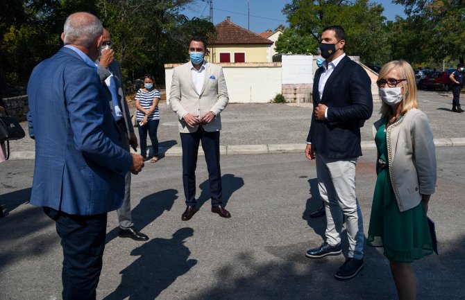  Janović i Vuković obišli rekonstruisani košarkaški teren u Barutani: Motivacija mladima da se bave sportom