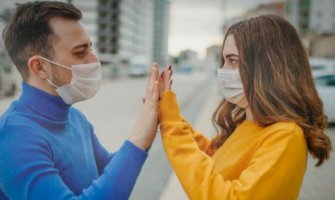 Savjeti za sigurniji seks usred pandemije koronavirusa: Pored maski možete koristiti i druge pregrade...