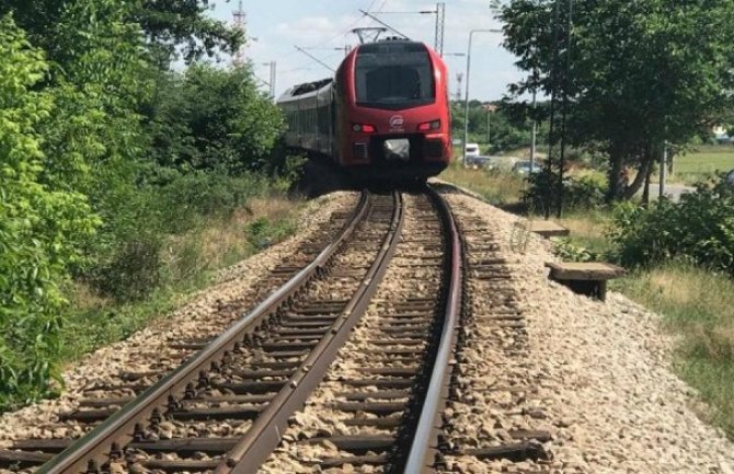 Sudar automobila i voza u Srbiji, jedna osoba lakše povrijeđena 